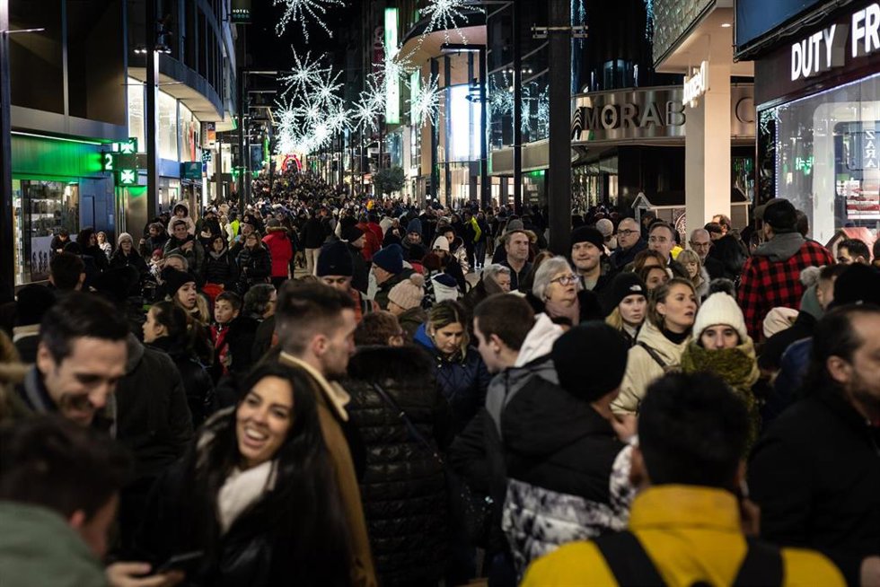 Numerosas personas pasean por la Avenida Meritxell en Andorra la Vella, 