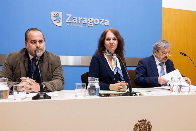 La consejera municipal de Economía, Innovación y Empleo del Ayuntamiento de Zaragoza, Carmen Herrarte, junto al secretario general de UPTA-Aragón, Álvaro Bajén.