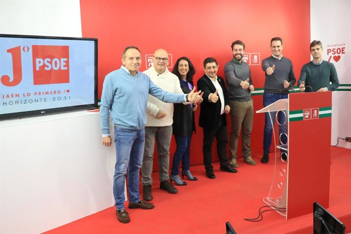 Reyes (c), junto a otros responsables del PSOE de Jaén, valora el Cetedex.