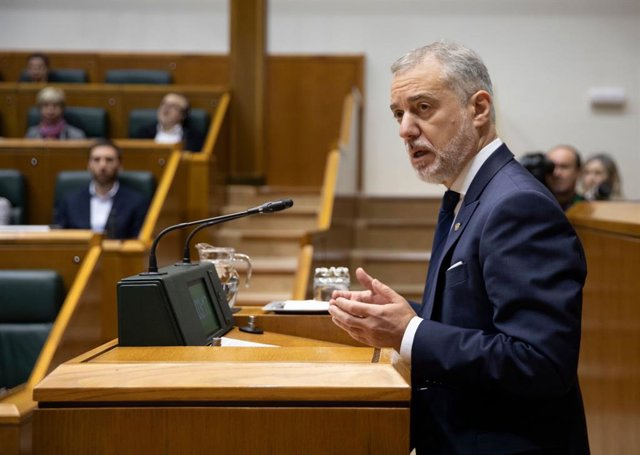 Urkullu ha respondido este viernes, en el pleno de control del Parlamento, a una pregunta de EH Bildu sobre la negociación del proyecto de presupuestos