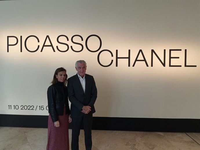 La concejala delegada de Turismo, Almudena Maíllo y el director gerente del Museo Nacional Thyssen-Bornemisza, Evelio Acevedo, en una visita a la exposición Picasso-Chanel