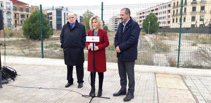 El secretario general de Infraestructuras, Xavier Flores, y la alcaldesa de Tortosa , Meritxell Roigé.