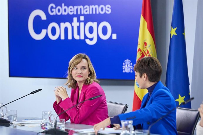 La ministra de Educación y Formación Profesional, Pilar Alegría (i), y la ministra de Política Territorial y Portavoz del Gobierno, Isabel Rodríguez (d),