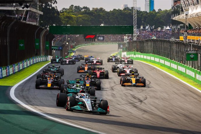 start of the race, depart, 63 RUSSELL George (gbr), Mercedes AMG F1 Team W13, action during the Formula 1 Heineken Grande Premio de So Paulo 2022, Sao Paulo Grand Prix Grand Prix 2022, 21st round of the 2022 FIA Formula One World Championship from Nove