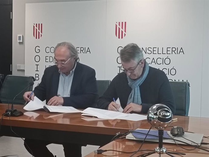 El conseller de Educación y Formación Profesional, Martí March, firma un convenio de colaboración para la gratuidad de la educación de 2 a 3 años.