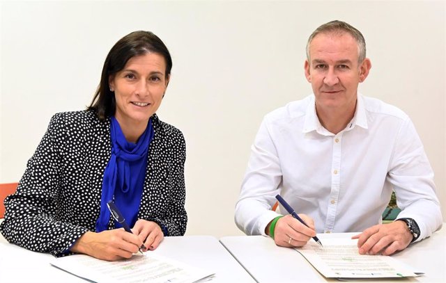La alcaldesa de Santander, Gema Igual, y el presidente de la Fundación Racing Club, César Anievas