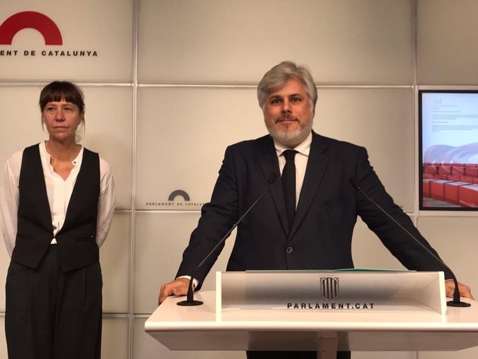 El presidente de Junts en el Parlament, Albert Batet, y la diputada y alcaldesa de Girona, Marta Madrenas