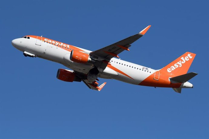 Archivo - Un avión de easyJet