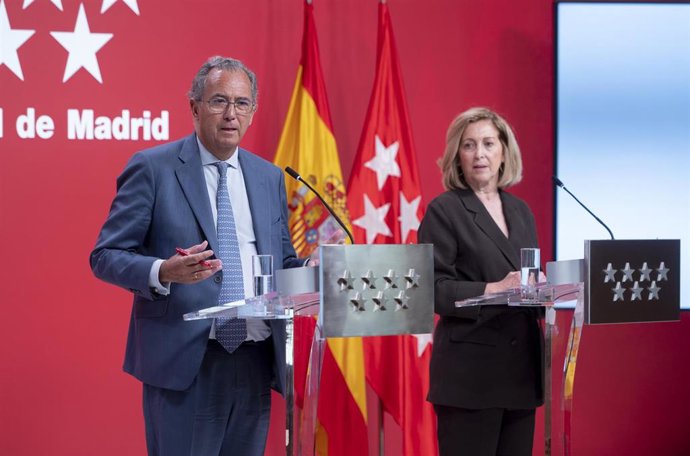 Archivo - El nuevo vicepresidente de la Comunidad de Madrid, Enrique Ossorio y la consejera de Familia, Juventud y Política Social de la Comunidad de Madrid, Concepción Dancausa, durante la rueda de prensa tras la reunión del Consejo de Gobierno, en la 