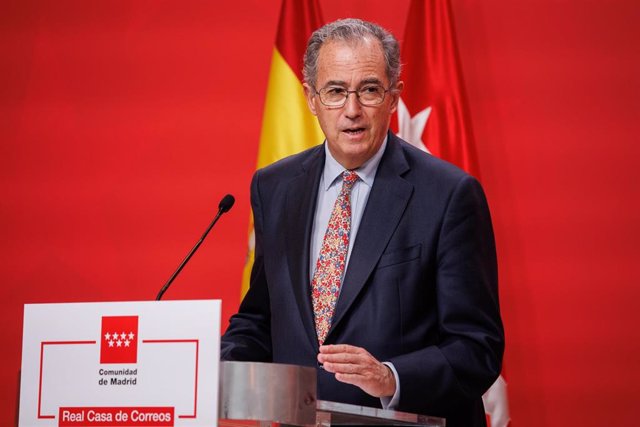 El vicepresidente y consejero de Educación y Universidades, Enrique Ossorio, interviene durante una rueda de prensa después de la reunión del Consejo de Gobierno, en la Real Casa de Correos, a 30 de noviembre de 2022, en Madrid (España). 