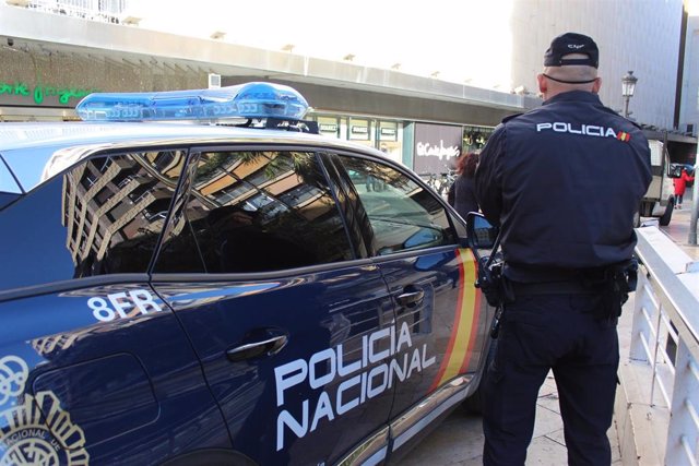 Archivo - Nota De Prensa: "La Policía Nacional Detiene A Un Hombre Por Fotografiar Por Debajo De La Falda A Una Menor"