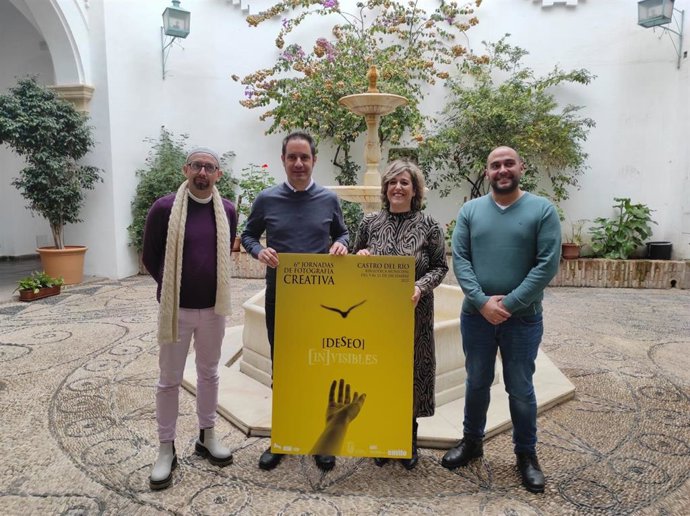 La presidenta de la Fundación Botí y delegada de Cultura en la Diputación de Córdoba, Salud Navajas, en la presentación de las jornadas de fotografía [In]Visibles.