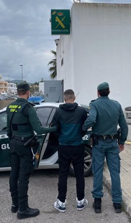 Agentes de la Guardia Civil junto al detenido.