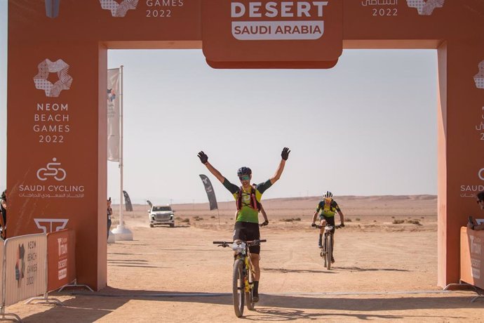 Julen Zubero gana la segunda etapa y David Valero sigue líder en la Titan de Arabia.