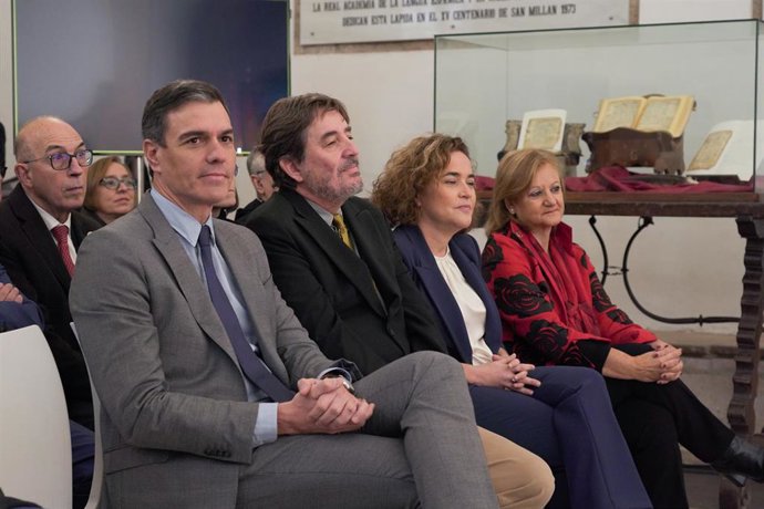 El presidente del Gobierno de España, Pedro Sánchez (i), el escritor y director del Instituto Cervantes, Luis García Montero (2i), y la delegada del Gobierno en La Rioja, Beatriz Arraiz (2d), en el acto del Perte de Valle de la Lengua en La Rioja