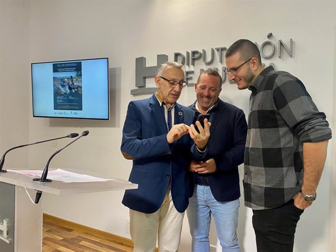 Presentación del taller de fotografía con teléfonos móviles 'Parpadea' en Diputación.