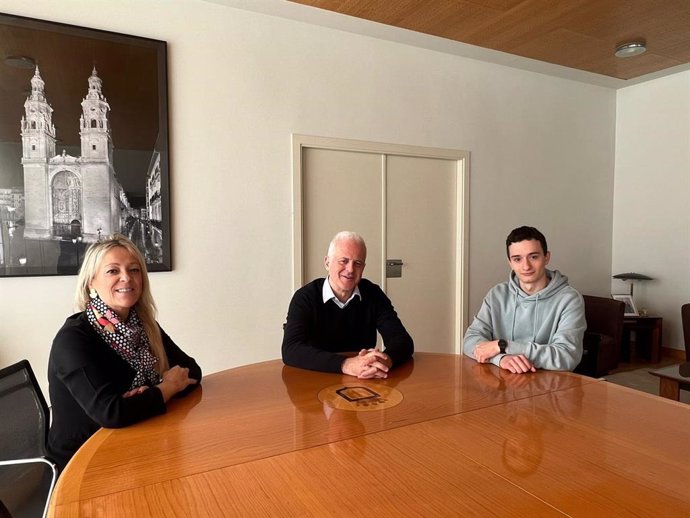 El alcalde de Logroño, Pablo Hermoso de Mendoza, ha recibido al joven estudiante logroñés Diego Manso