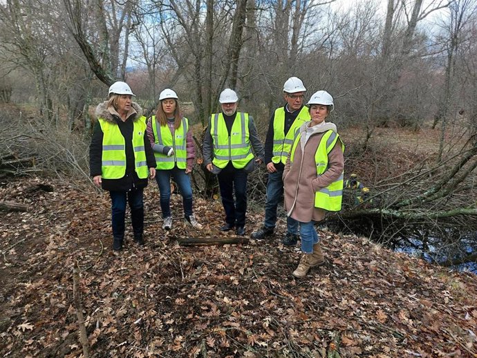Virginia Barcones visita las obras de mejora de la CHD en Valdeavellano de Tera (Soria).