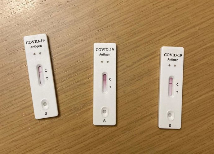Archivo - Tests de antígenos con resultado negativo.