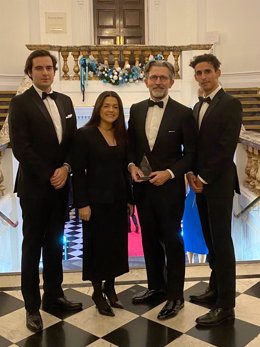 Los miembros del equipo de Garrigues que recogieron el premio en Londres. De izquierda a derecha, Víctor García (junior), Jimena López (asociada), Ignacio Corbera (socio) y David Jiménez (asociado).