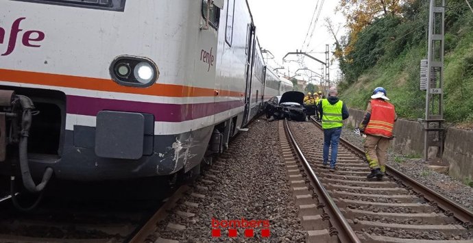 Un coche ha caído a las vías del tren en el tramo entre Reus y El Morell (Tarragona), el 7 de diciembre de 2022.