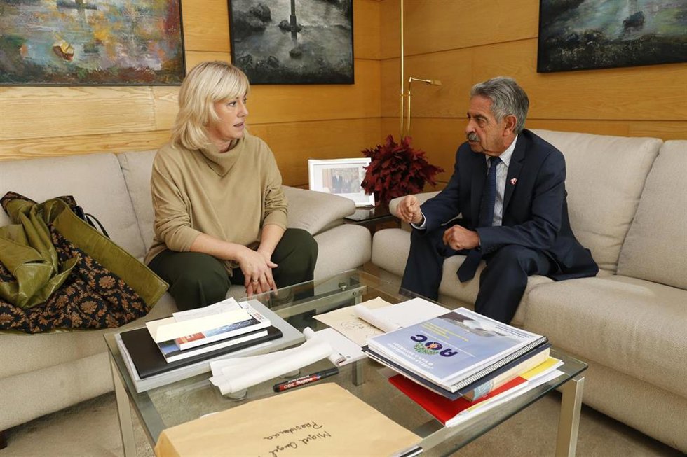 El presidente de Cantabria, Miguel Ángel Revilla, con la alcaldesa de Polanco, Rosa Díaz
