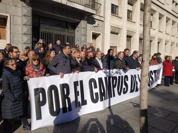 Concentración de operadores judiciales ante el Colegio El Salvador de Valladolid para reclamar al Ministerio de Justicia un compromiso para ejecutar el proyecto del Campus de la Justicia.
