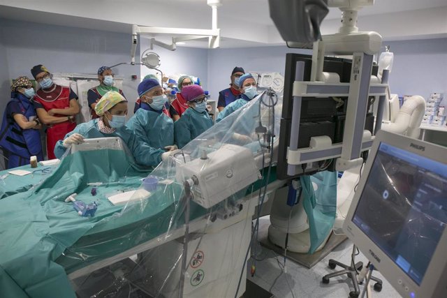 Archivo - Cirujanos vasculares en Quirónsalud Málaga se actualizan con workshops con compañeros de especialidad.
