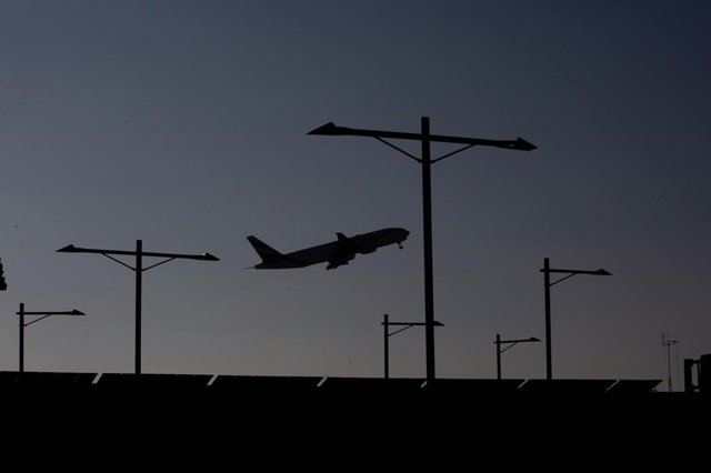 Archivo - Un avió a l'Aeroport de Barcelona-el Prat