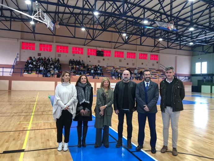Isabel Paredes con el alcalde de La Línea en el pabellón de deportes.