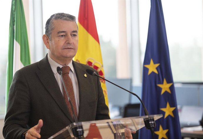 El consejero de la Presidencia, Interior, Diálogo Social y Simplificación Administrativa, Antonio Sanz, durante su intervención en la visita a las oficinas de la ADA. A 07 de diciembre de 2022, en Sevilla (Andalucía, España). El consejero de la Presiden