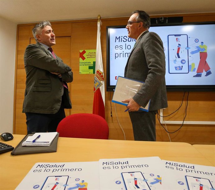 El consejero de Sanidad, Raúl Pesquera, presenta la nueva app del Servicio Cántabro de Salud.