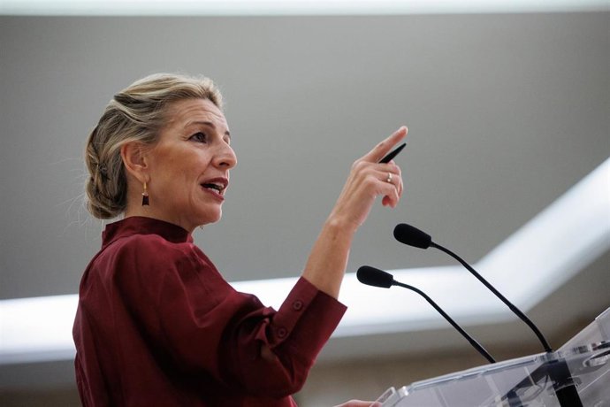 La vicepresidenta segunda del Gobierno, Yolanda Díaz, interviene durante una reunión con colectivos representativos de la vivienda social, en el Ministerio de Trabajo y Economía Social, a 2 de diciembre de 2022, en Madrid (España).