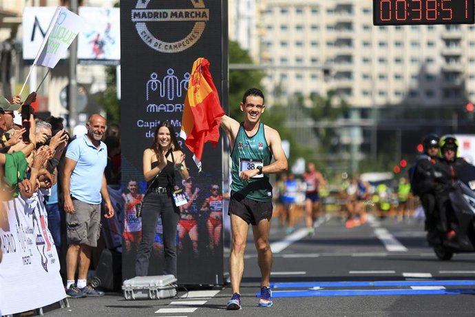 Archivo - El marchador español Diego García Carrera llega a la meta en la primera edición de la prueba atlética Madrid Marcha, disputada en mayo de 2022 por la Gran Vía madrileña.