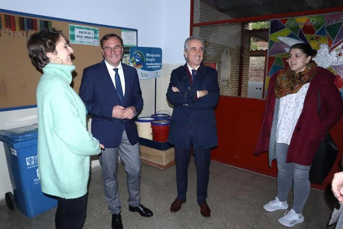 El presidente de Epremasa, Francisco Palomares (segundo por la izda.) y el alcalde de Lucena, Juan Pérez, visitan uno de los colegios de la localidad.