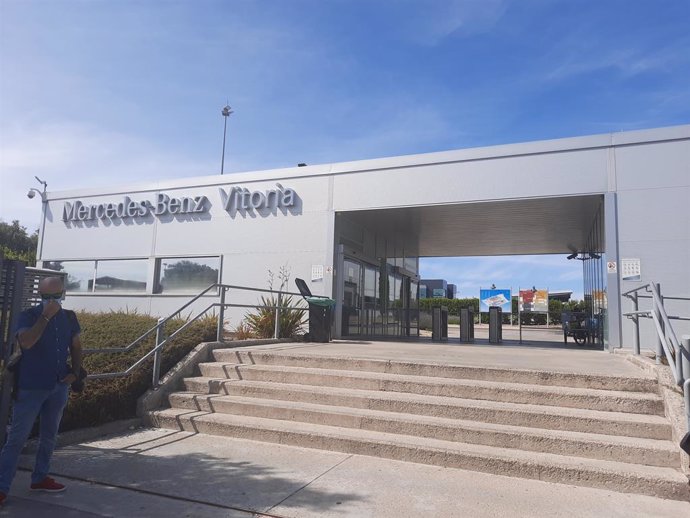 Archivo - Entrada de la fábrica de Mercedes en Vitoria