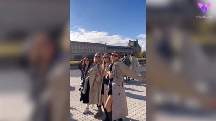 Esta chica invita a sus amigas por sorpresa a un paseo en limusina por París