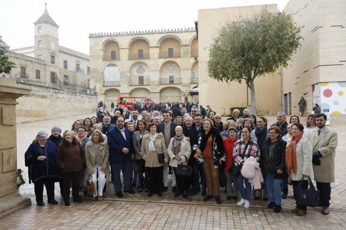 Representantes institucionales con cuidadores y propietarios de los Patios en el décimo aniversario de su declaración como Patrimonio Inmaterial de la Humanidad.