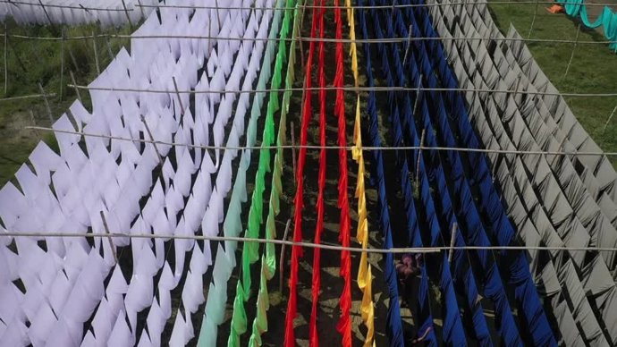 Las imágenes a vista de pájaro de este tendido de telas: qué variedad de colores