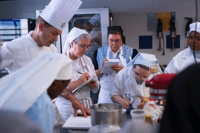 Varias monjas en un taller de alta cocina con Le Cordon Bleu.