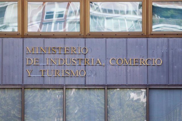 Archivo - Fachada de la sede del Ministerio de Industria, Comercio y Turismo,  
