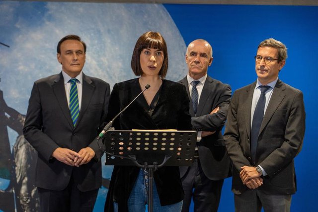 La ministra Diana Morant con el alcalde de Sevilla, Antonio Muñoz, y los consejeros José Carlos Gómez Villamandos y Jorge Paradela, en la visita a la sede ya de la Agencia Espacial Española en el CREA de San Jerónimo.