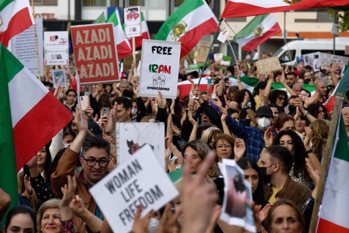 Archivo - 29 October 2022, North Rhine-Westphalia, Cologne: People take part in a protest to express their solidarity with protesters in Iran. Photo: Henning Kaiser/dpa