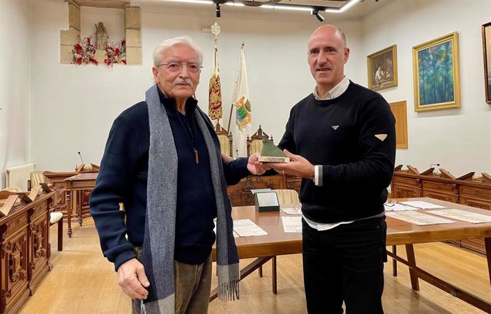El concejal de Cultura, Juan Luis Silanes, y el escritor Patri Urkizu, galardonado con el premio 'Hondarribia'
