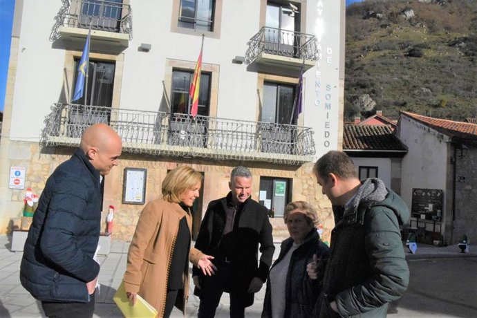 La portavoz del Grupo Parlamentario Popular, Teresa Mallada y la portavoz municipal del PP en el Ayuntamiento de Somiedo, Josefina Álvarez.