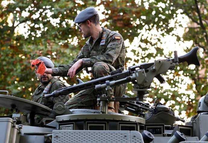 Archivo - Dos militares del Ejército de Tierra limpian un tanque antes el acto solemne de homenaje a la bandera nacional y desfile militar en el Día de la Hispanidad, a 12 de octubre de 2022