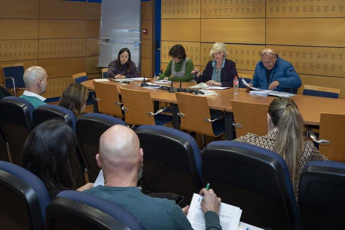 La Consejera De Educación Y Formación Profesional, Marina Lombó, Preside La Reunión De La Mesa Sectorial De Educación