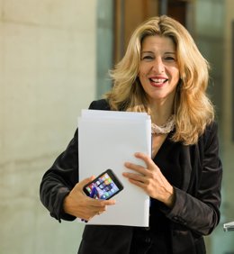 La vicepresidenta segunda y ministra de Trabajo, Yolanda Díaz, interviene en rueda de prensa tras una reunión con plataformas y organizaciones del Servicio de Ayuda a Domicilio, en la sede del Ministerio, a 7 de diciembre de 2022, en Madrid (España).