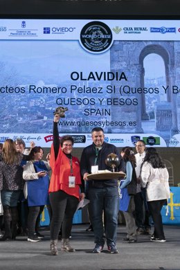 Archivo - Silvia Peláez y Paco Romero,  Quesos y Besos, festejan la victoria en la final de la World Cheese Awards 2021.