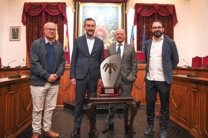 El alcalde de Elche, Carlos González, el presidente del Elche, Joaquín Buitrago, y el director deportivo del Leeds, Víctor Orta, en la presentación del Trofeo Festa d'Elx del centenario del club ilicitano.